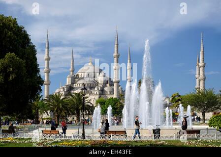 Türkei, Istanbul, Altstadt als Weltkulturerbe von der UNESCO, Sultanahmet-Viertel, blaue Moschee (Sultanahmet Camii) betrachtet aus dem Park mit Brunnen Stockfoto