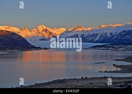 Argentinien, Patagonien, Santa Cruz, El Calafate, Perito-Moreno-Gletscher und Seracs bei Sonnenuntergang Stockfoto