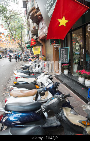 Roller parkten auf Bürgersteig und Vietnam Flagge, Umweltverschmutzung, Lärm, Verkehr, Ha Noi, Hanoi, Vietnam, Stockfoto