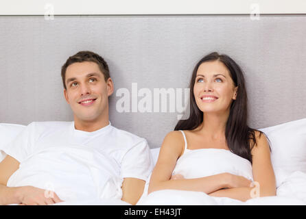 glückliches Paar im Bett träumen Stockfoto