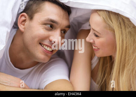 glückliches Paar im Bett Stockfoto