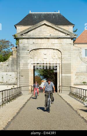 Frankreich, Charente Maritime, Ile de Re, Saint Martin de Re, Radfahrer vor der Porte des Campani (Campani monumentales Tor) Teile der Befestigungsanlagen von Vauban als Weltkulturerbe der UNESCO gelistet Stockfoto