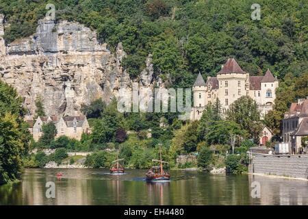 Frankreich, Dordogne, La Roque-Gageac, beschriftete Les Plus Beaux Dörfer de France (die schönsten Dörfer Frankreichs), Prahme auf der Dordogne-Fluss und die Burg Stockfoto