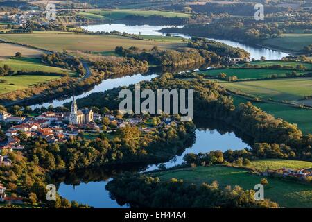 Frankreich, Vendee, Chateau Guibert, das Dorf am Fluss Marillet (Luftbild) Stockfoto