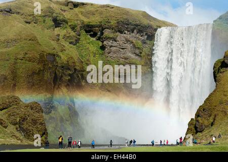 Skogafoss Wasserfall Islands, Sudurland, mit Regenbogen Stockfoto