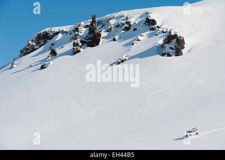 Island, Sudurland Region, Landmannalaugar, super-Jeep im Winter im Schnee Stockfoto