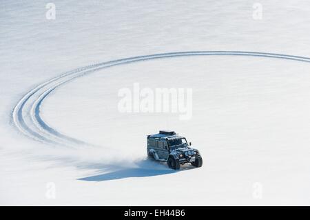 Island, Sudurland Region, Landmannalaugar, super-Jeep im Winter im Schnee Stockfoto