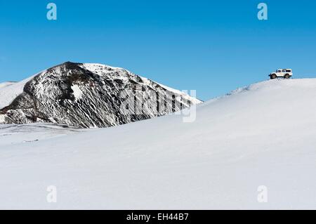 Island, Sudurland Region, Landmannalaugar, super-Jeep im Winter im Schnee Stockfoto