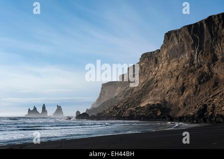 Island, Sudurland, Strand, Nadeln und Vik Klippen Stockfoto