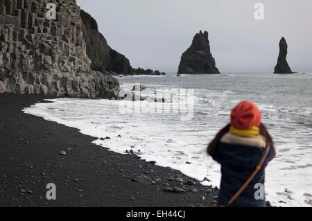 Island Sudurland, Reynisfjara, schwarzen Sandstrand, Vik Nadeln und säulenförmigen basalt Stockfoto