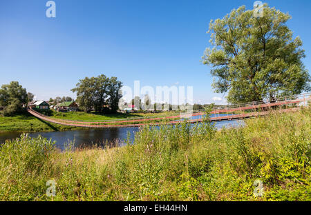 Hängebrücke über den Fluss Msta, Nowgorod, Russland Stockfoto