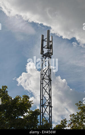 Handy-Mast gegen schwere weiße Wolken und blauer Himmel Stockfoto