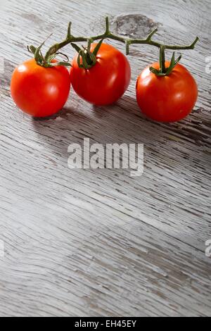 Cherry-Tomaten auf Holztisch Stockfoto
