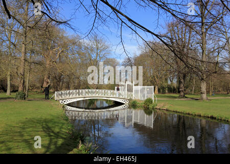 Morden Hall Park, Süd-London, UK. 6. März 2015. An einem sonnigen Tag in weiten Teilen des Vereinigten Königreichs stieg die Temperatur auf 13 Grad im Süden von London. Tag mit herrlichen blauen Himmel an einem schönen Frühlingstag Fluss Wandle Pässe unter der weißen Brücke in Morden Hall Park. Bildnachweis: Julia Gavin UK/Alamy Live-Nachrichten Stockfoto