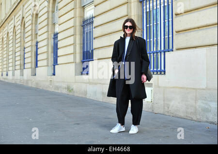 Romelly Mason, Editor in Chief der Allee 32, Ankunft bei Dries Van Noten-Modenschau in Paris - 4. März 2015 - Foto: Start-und Landebahn Manhattan/Celine Gaille Mindesthonorar 50, - EUR/minimale Gebühr 50, - EUR/Picture Alliance Stockfoto