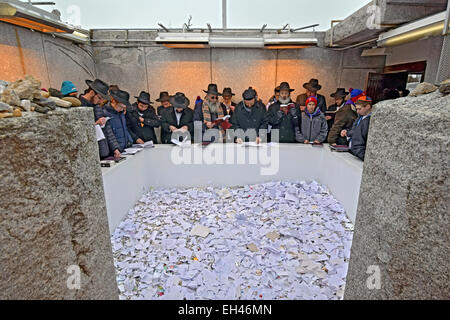 Religiöse jüdische Männer und jungen beten in der Ohel in Cambria Heights, Queens, New York am Wochenende eine gadol. Stockfoto