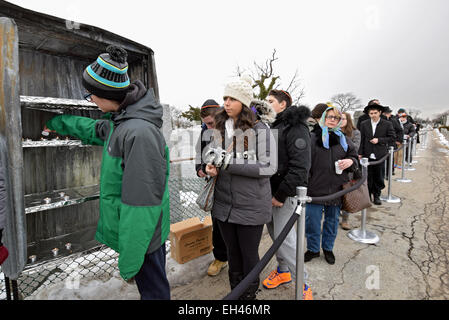 Besucher auf ein gadol bei Ohel in Cambria Heights, Queens, Kerzen vor als Hommage an das Grab von der Rebbe. Stockfoto