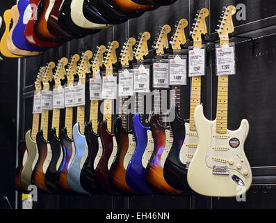 Fender e-Gitarren zum Verkauf an den Guitar-Center auf der West 14th Street in Manhattan, New York City Stockfoto