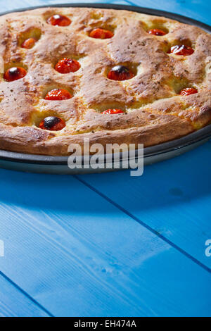 Typisch italienisches Fladenbrot, aus Apulien, mit Tomaten und Oregano gemacht. Stockfoto