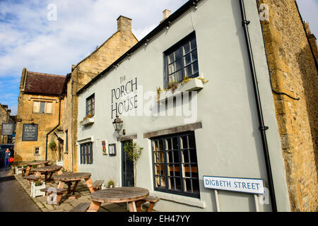 Veranda-Haus in Cotswold Dorf von Stow auf die würde, Gloucestershire, UK Stockfoto