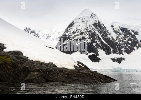 Antarktis, Paradise Bay, schneebedeckten Berg über Gletscher Stockfoto