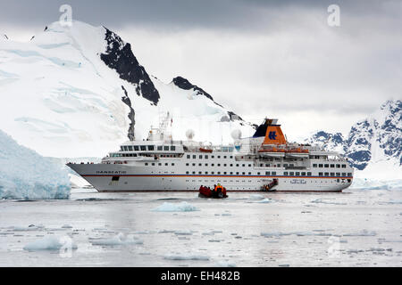 Antarktis, Paradise Bay, Kreuzfahrtpassagiere im Tierkreis nähernd MS Hanseatic Stockfoto