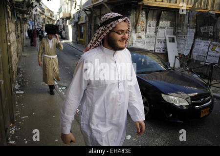 Jerusalem, Palästina. 6. März 2015. Ein Ultra-orthodoxer jüdischen Mann in palästinensischen Kostümen gekleidet, während der Feierlichkeiten des jüdischen Feiertages von Purim in Jerusalem Mea Shearim Nachbarschaft 6. März 2015. Purim ist ein Fest der Juden Heilsgeschichte vom Völkermord in Persien, wie in dem Buch von Esther Credit erzählt: Muammar Awad/APA Bilder/ZUMA Draht/Alamy Live News Stockfoto