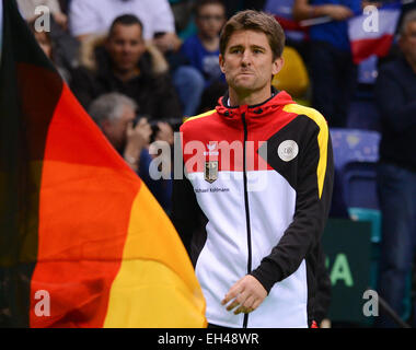 Frankfurt am Main, Deutschland. 6. März 2015. Deutsche Teammanager Michael Kohlmann mit deutscher Flagge vor der 1. Runde des Tennis Davis Cup World Group Einzel-Match zwischen Deutschland und Frankreich in Frankfurt am Main, 6. März 2015. Foto: ARNE DEDERT/Dpa/Alamy Live-Nachrichten Stockfoto