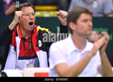 Frankfurt am Main, Deutschland. 6. März 2015. Deutsche Berater Niki Pilic (l) feiert hinter Teammanager Michael Kohlmann in der 1. Runde des Tennis Davis Cup World Group Einzel-Match zwischen Deutschland und Frankreich in Frankfurt, Deutschland, 6. März 2015. Foto: ARNE DEDERT/Dpa/Alamy Live-Nachrichten Stockfoto