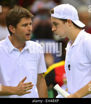 Frankfurt am Main, Deutschland. 6. März 2015. Deutschlands Jan-Lennard Struff (r) spricht Teammanager Michael Kohlmann während der 1. Runde des Tennis Davis Cup World Gruppenspiel zwischen Deutschland und Frankreich in Frankfurt am Main, 6. März 2015. Foto: ARNE DEDERT/Dpa/Alamy Live-Nachrichten Stockfoto