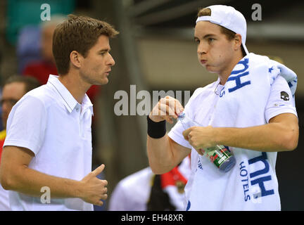 Frankfurt am Main, Deutschland. 6. März 2015. Deutschlands Jan-Lennard Struff (r) spricht Teammanager Michael Kohlmann während der 1. Runde des Tennis Davis Cup World Gruppenspiel zwischen Deutschland und Frankreich in Frankfurt am Main, 6. März 2015. Foto: ARNE DEDERT/Dpa/Alamy Live-Nachrichten Stockfoto