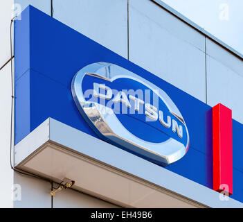 Datsun Autohaus Zeichen gegen blauen Himmel. Datsun ist eine Automobilmarke, die im Besitz von Nissan Motor Stockfoto