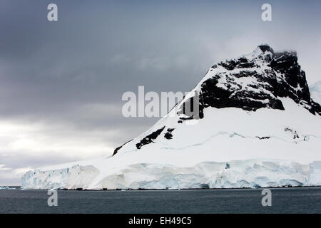 Antarktis, Gletschereis bricht ins Meer am Eingang, Lemaire-Kanal Stockfoto