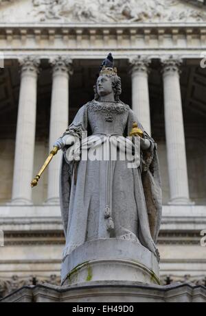 Königin Anne Statue mit Taube auf dem Kopf, St. Paul's Cathedral, London Stockfoto