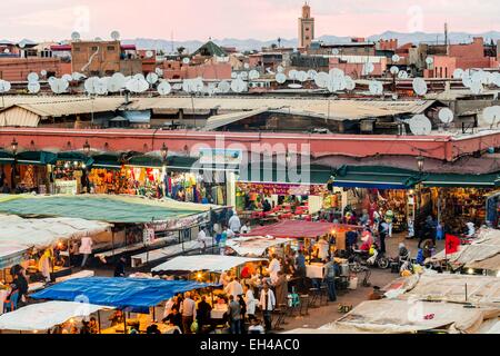 Marokko, hoher Atlas, Marrakesch, Kaiserstadt, Medina, Weltkulturerbe der UNESCO, Djemaa el Fna in 2001 immateriellen Kulturerbes der Menschheit durch die UNESCO mit der Substanz des Minaretts Ben Youssef registriert Stockfoto