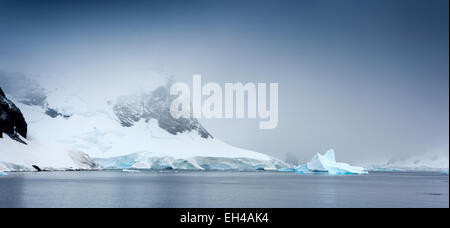 Antarktis, Neko Harbour, Schneesturm schließen in der umliegenden Berge Stockfoto