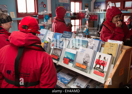 Antarktis, Goudier-Insel, Port Lockroy britischen Basis, Kreuzfahrt Schiff Besucher im shop Stockfoto