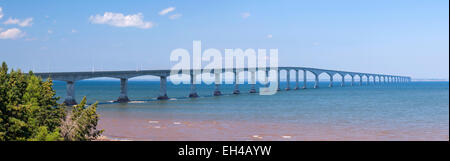 Panorama der Confederation Bridge nach Prince Edward Island, Blick von New Brunswick Küste in Kanada. Stockfoto