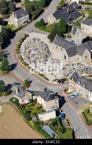 Frankreich, Calvados, Le Theil Bocage, die Kirche und den Friedhof (Luftbild) Stockfoto