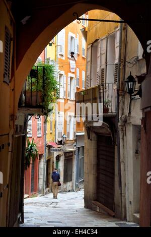 Frankreich, Alpes Maritimes, Grasse, Straße in der Altstadt Stockfoto