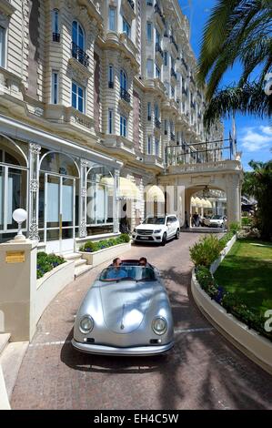 Frankreich, Alpes-Maritimes Cannes, das Carlton Palace auf dem Boulevard De La Croisette, an Bord eine Sammlung Cabrio Porsche Speedster 356 Stockfoto