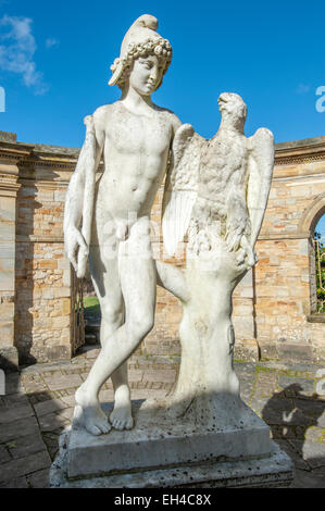 Eine Skulptur in den italienischen Gärten, Teil der Begründung des Hever Castle in der Grafschaft Kent, in der Nähe von Edenbridge, England, UK. Stockfoto