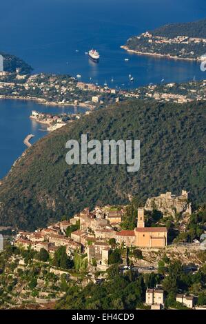 Frankreich, Alpes Maritimes, die Hügel Dorf Eze, Saint-Jean-Cap-Ferrat im Hintergrund Stockfoto