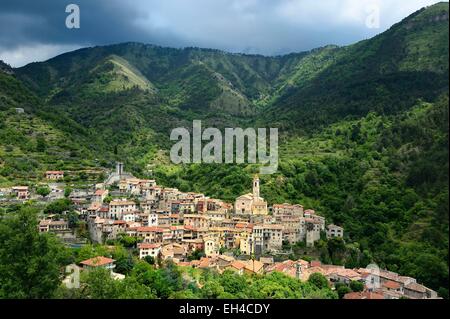 Frankreich, Alpes Maritimes, dem Bergdorf der LucΘram, Links Turm aus dem 14. Jahrhundert und St Margaret Church auf der rechten Seite Stockfoto