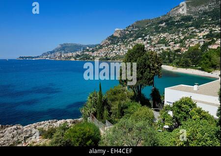 Frankreich, Alpes Maritimes, Roquebrune Cap Martin, Cap Martin, Küsten-Wanderweg, Promenade Le Corbusier, Blick von Le Corbusier Cabanon (Schuppen) und das Fürstentum von Monaco im Hintergrund Stockfoto