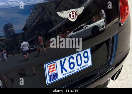Fürstentum Monaco, Monaco, Monte-Carlo, das Hotel de Paris spiegelt sich in der Karosserie des Bentley Stockfoto