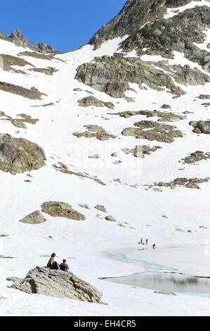 Frankreich, Alpes Maritimes, Parc national du Mercantour (Mercantour Nationalpark), Haute-finestre, trek Madone de Fenestre Tal, den Fenestre Pass und den See noch Schnee Stockfoto