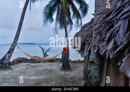 Panama, San Blas Archipel, Kuna Yala, Kuna Indianergemeinde Kuna indigene Frau erwägt eine Seenlandschaft in der Abenddämmerung Stockfoto