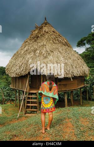 Panama, Darien Provinz Darien National Park, Weltkulturerbe der UNESCO, Embera Indianergemeinde, Portrait eines jungen Mädchens für indigene Embera am Eingang seines Hauses Stockfoto