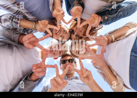 Gruppe von Jugendlichen zeigt fünf finger Stockfoto